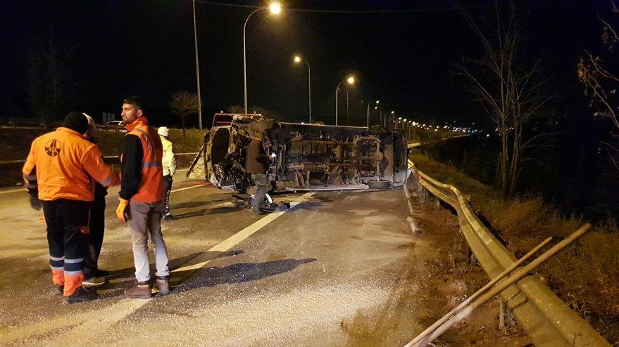 Düğünden dönen aileyi taşıyan minibüs devrildi! 10 yaralı