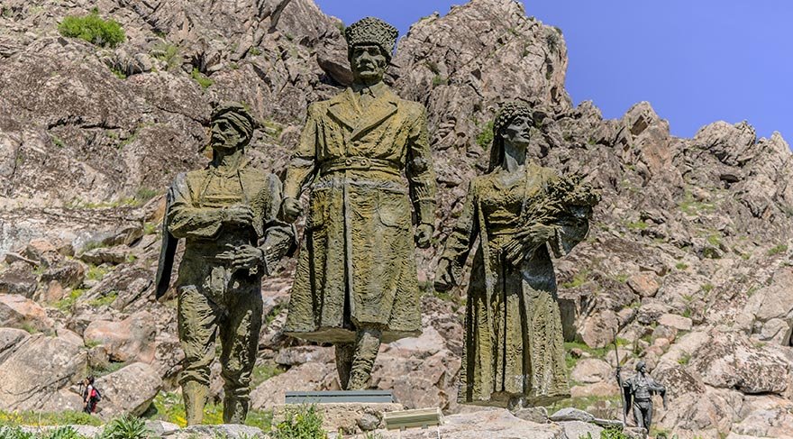 Müzede Ankara, Sıhhiye Abdi İpekçi Parkı'ndaki “Eller”, Olgunlar Sokak'taki “Madenci Heykeli”, Yüksel Caddesi'ndeki “İnsan Hakları Heykeli” gibi yüzlerce esere imza atan heykeltraş Metin Yurdanur’un 100 kadar eseri sergileniyor.