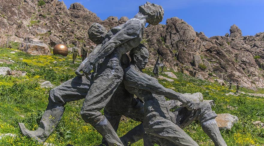 Açık Hava Heykel Müzesi'nde; Atatürk, Kazım Karabekir Paşa, Nasrettin Hoca, Karacaoğlan, Yunus Emre, Madenciler, Balerinler, Muzaffer Sarısözen, Bektaşi Dervişi Gülbaba, Yaşar Kemal, Abidin Dino, Alaaddin Keykubat, Demirci Ustası, Nene Hatun, Mermi taşıyan bacılar, Kırkpınar Ağası Hüseyin Şahin heykelleri gibi daha pek çok eser yer alıyor.