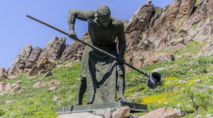 Heykeltraş Metin Yurdanur’un müzenin hemen bitişiğindeki aile evini de süresiz olarak Sivirihisar Belediyesi’ne devretmesiyle restorasyonu yapılan konak, heykel atölyesi ve anıt müzeye dönüştürülmüş.