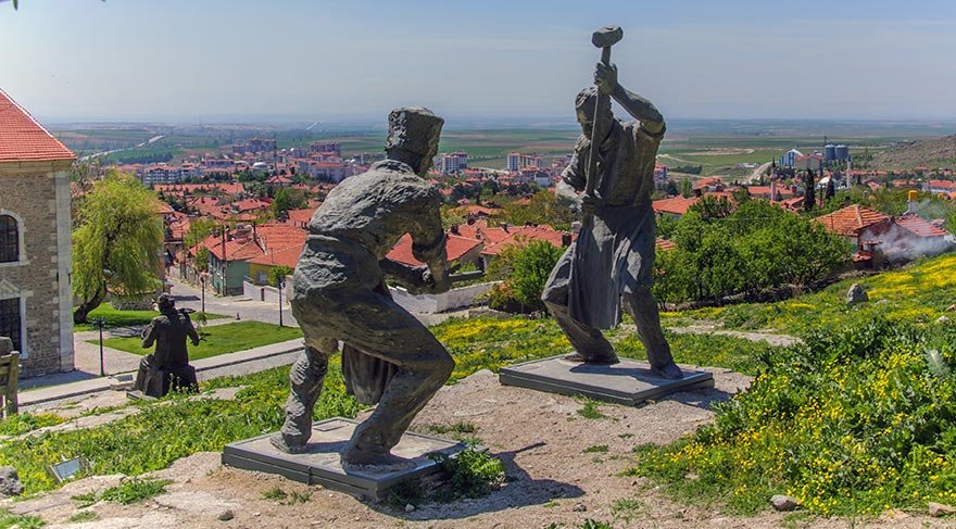 Eskişehir’in en büyük ilçesi olan Sivrihisar, Ankara’ya 120 km. Eskişehir’e 90 km. uzaklıkta.