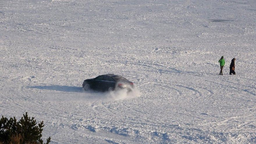 Çıldır’da buz üstünde heyecanlı drift