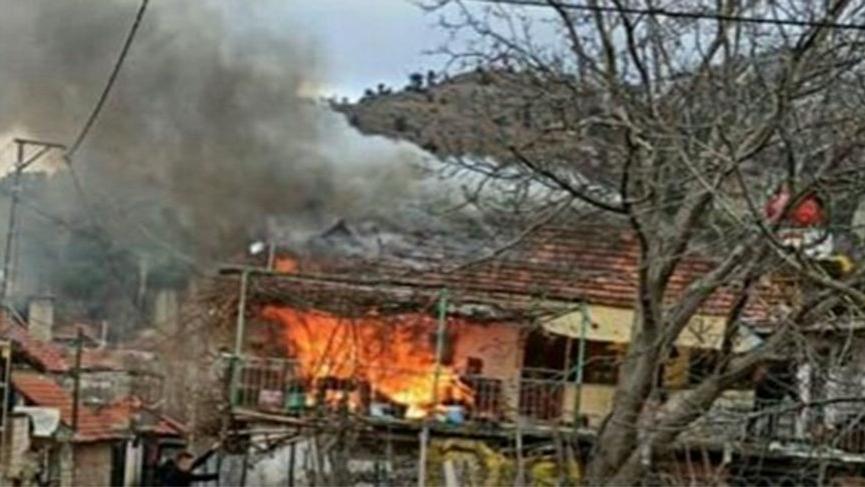 İki katlı ev alev alev yandı!