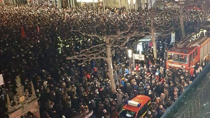 Hanau’da binlerce kişi ırkçılığı lanetlemek için gösteri düzenledi