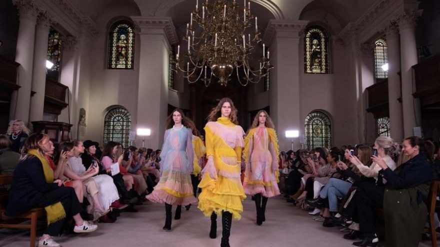 Bora Aksu 2020-21 Sonbahar Kış koleksiyonunu Londra Moda Haftası’nda tanıttı
