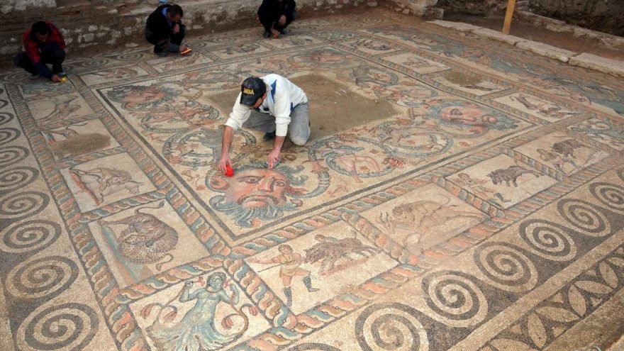 Bahçesinde ortaya çıkan Roma dönemine ait eserlerin turizme kazandırılmasını istiyor