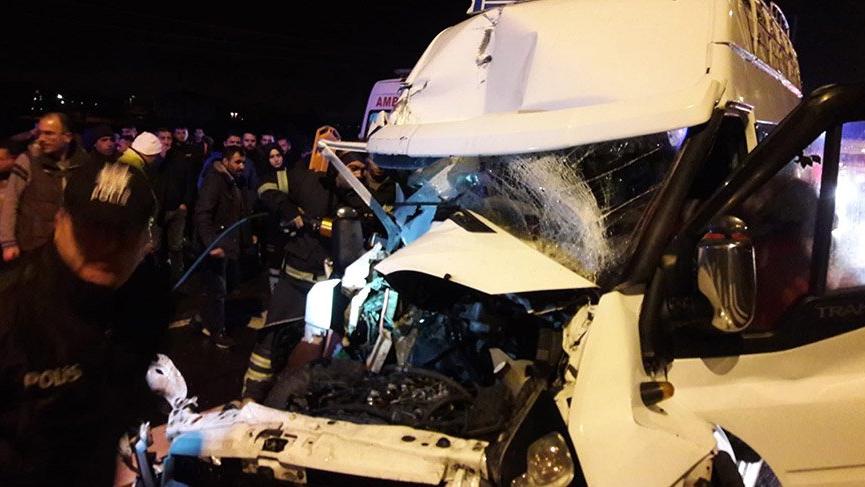Aksaray’da minibüs TIR’a arkadan çarptı: 12 yaralı
