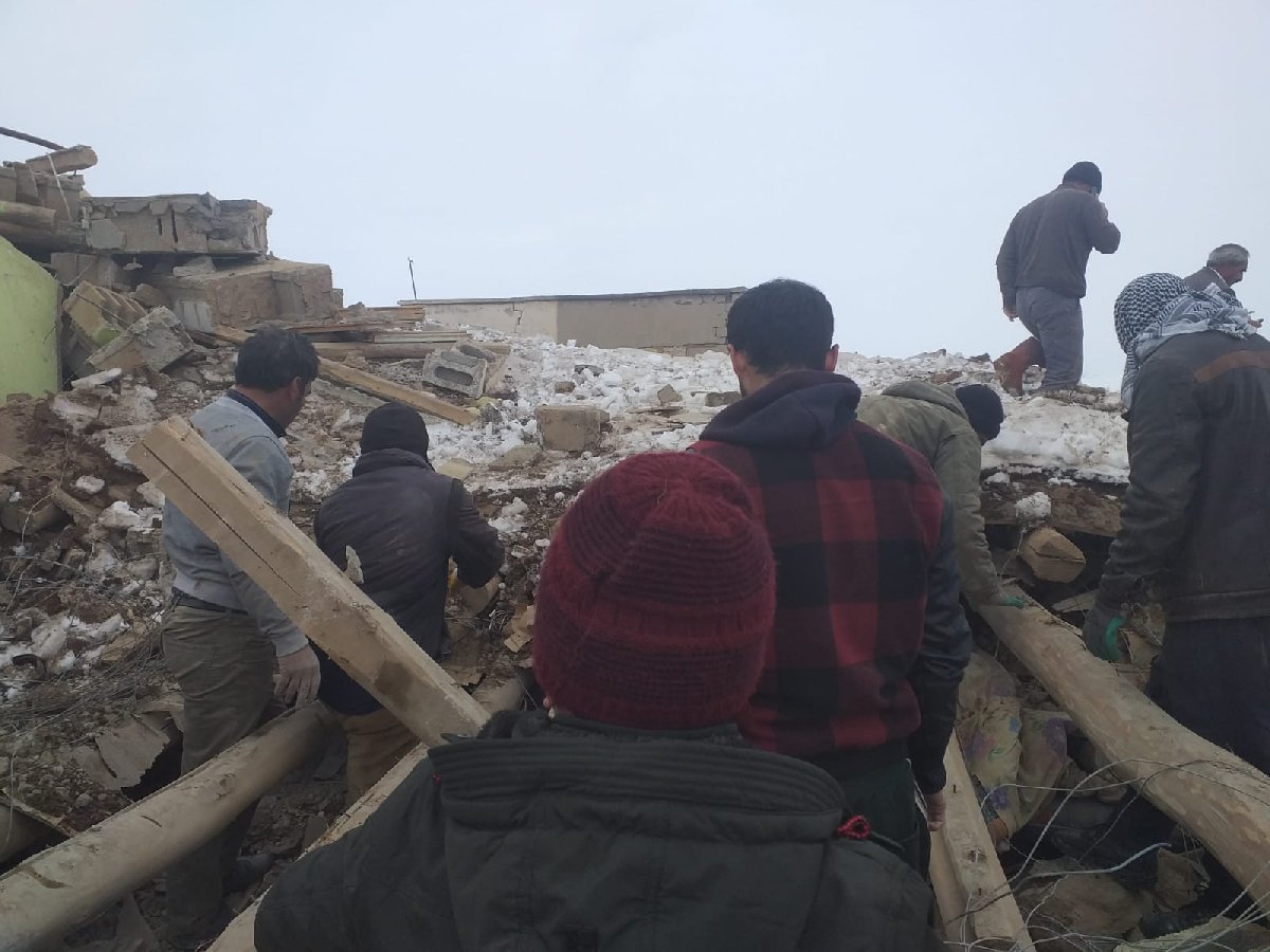 FOTOĞRAFLAR: (DHA-İHA) İşte deprem bölgesinden endişelendiren kareler...