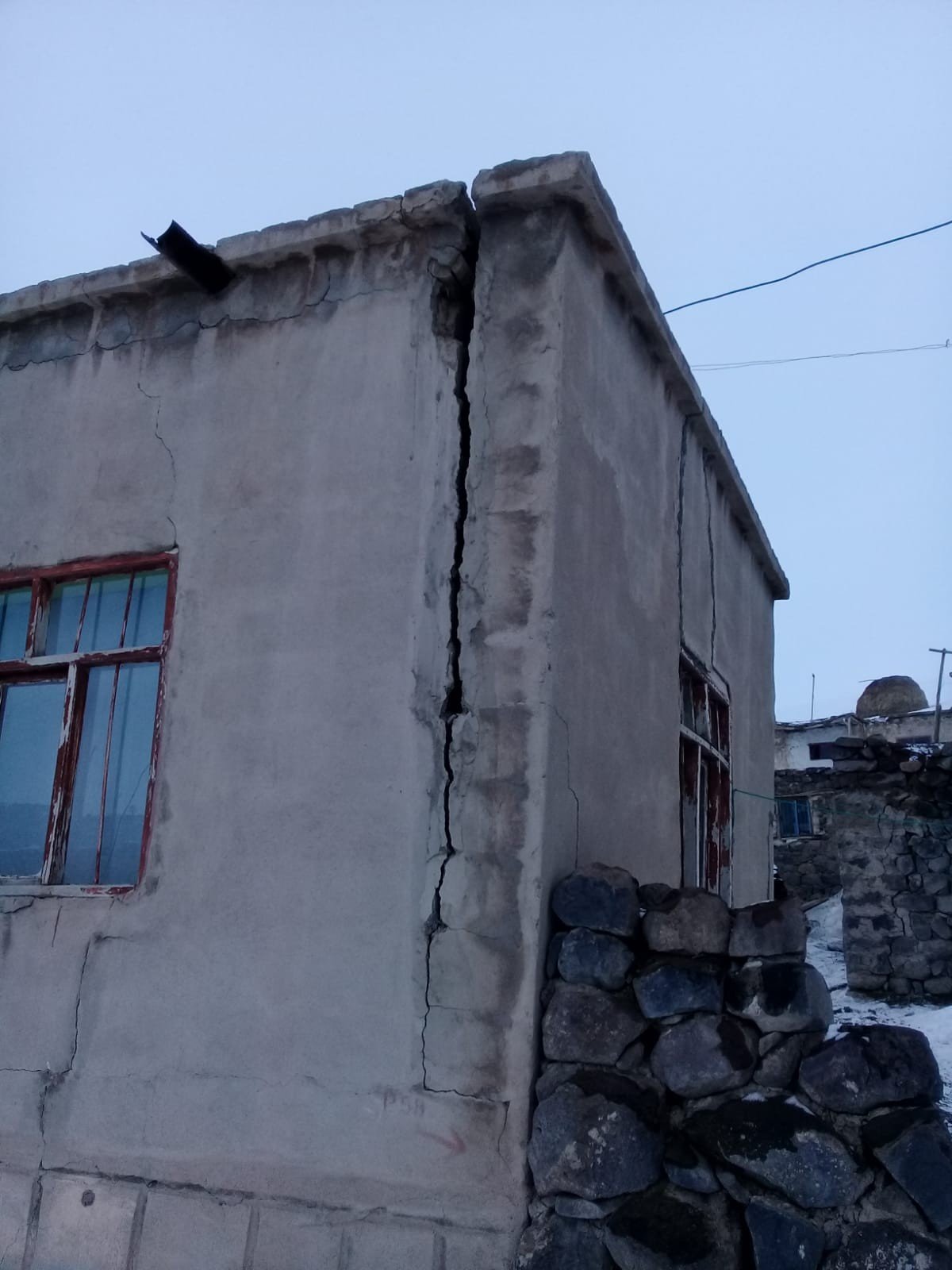 Gelenler köyü sakinlerinden Ferhat Tulan katıldığı canlı yayında acı tabloyu paylaştı.