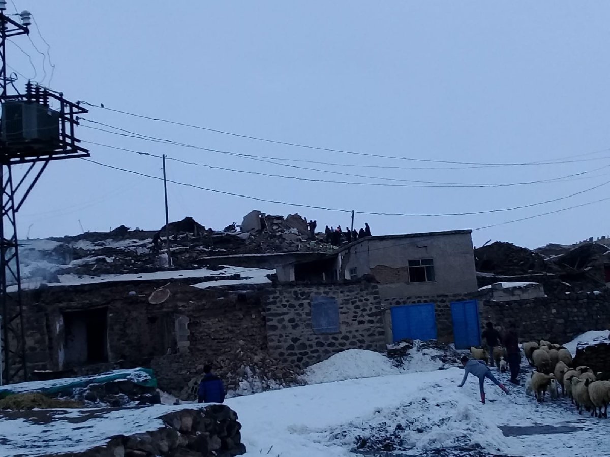 Başkale'de bağlı Kaşkol, Güvendik, Özpınar ve Gelenler köyünde çok sayıda binanın yıkıldığı öğrenildi.