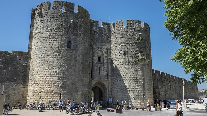Ortaçağ surlarıyla çevrili tarihi kent Aigues-Mortes