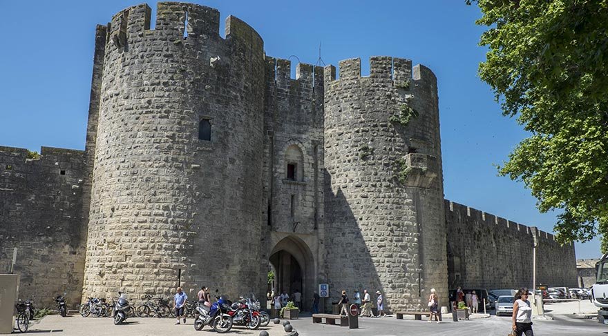 12. yüzyılda bir Akdeniz limanı olarak güçlendirilen Aigues-Mortes’in dev duvarları hala dimdik ayakta ve kıyı boyunca nefes kesen manzaralar izleyebileceğiniz yürüyüş imkanı da sağlıyor.
