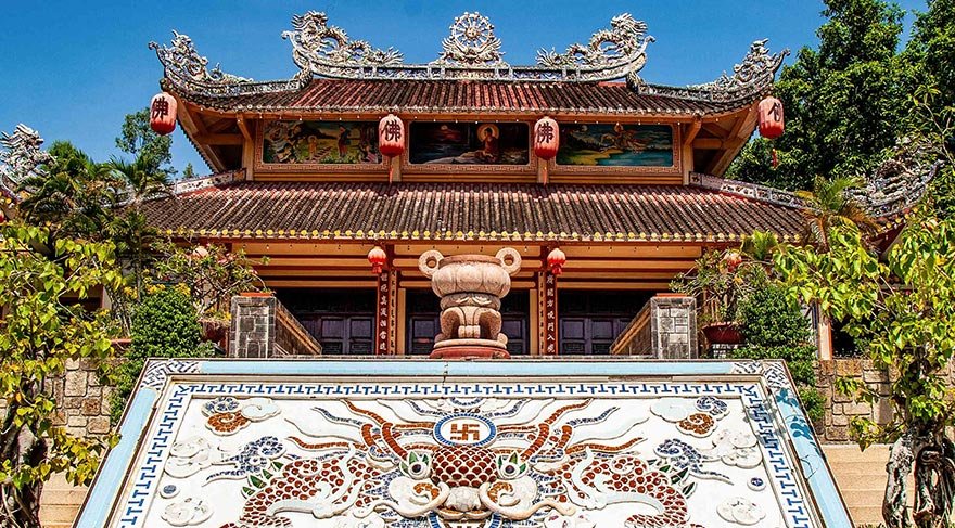 Baş rahiplerin uzun yıllar yaşadığı ve istikrarlı bir şekilde yönettiği Long Son Pagoda, son yıllarda turizmden de nasibini alıyor.