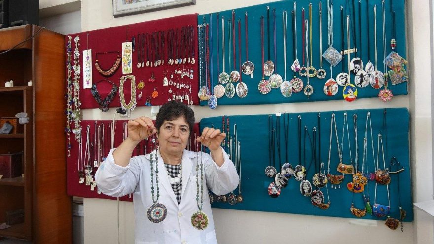 Hayvan kemiklerini sanat eserine dönüştürüyor