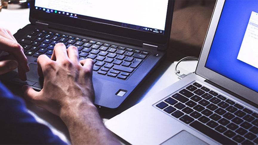 İnternetten tanıştılar, çıplak görüntüsünü çekerek şantaj yaptılar
