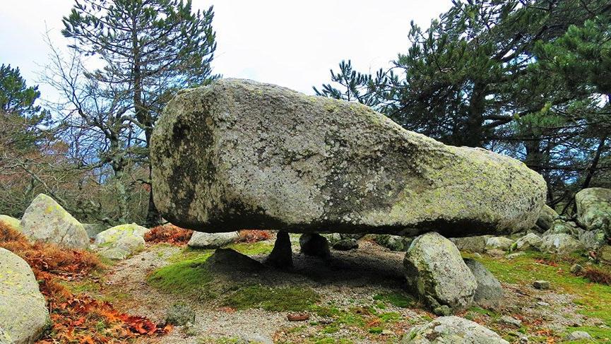 Kaz Dağları’ndaki ‘uçan kaya’ görenleri şaşırtıyor