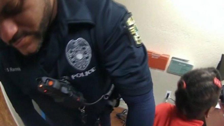 Tepki çeken görüntü! 6 yaşında çocuğa kelepçeli gözaltı