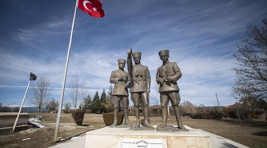 Türk ulusu 1919-1922 yıllarında, köylüsüyle kentlisiyle, kadınıyla erkeğiyle amansız bir ölüm kalım savaşına girdi.