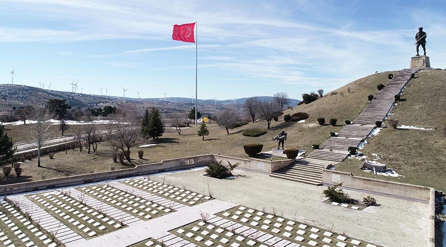 Afyon - İzmir karayolunun 500 metre iç tarafında, Cafer Gazi tepesi eteklerindeki Dumlupınar Şehitliği de bu kutsal mekanlardan biri.