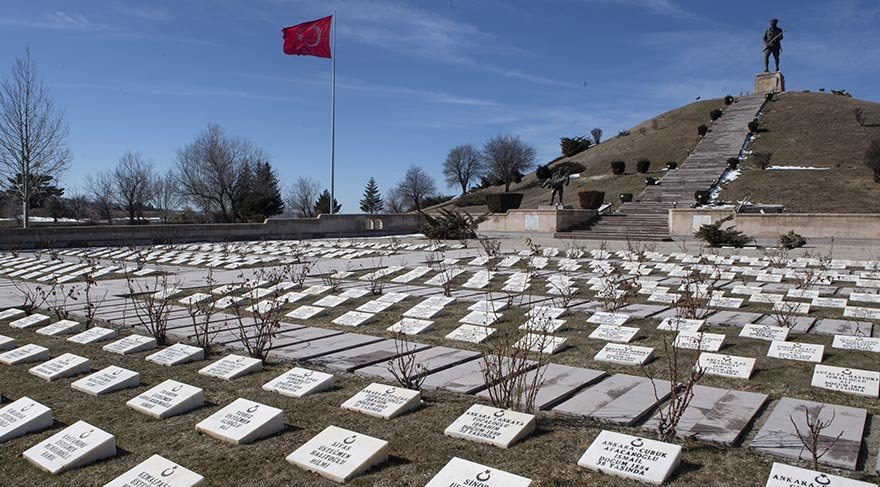 Büyük Taarruz’un 70'inci yıldönümü olan 30 Ağustos 1992 tarihinde büyük bir törenle ziyarete açılan Dumlupınar Şehitliği, Üç Komutan Anıtı, Milisler Anıtı, 500 kişilik sembolik şehit mezarları ve kitabeleri, Şehit Baba-Oğul Anıtı, Mehmetçik Anıtı, Namazgâh ve Şadırvan’dan oluşuyor.
