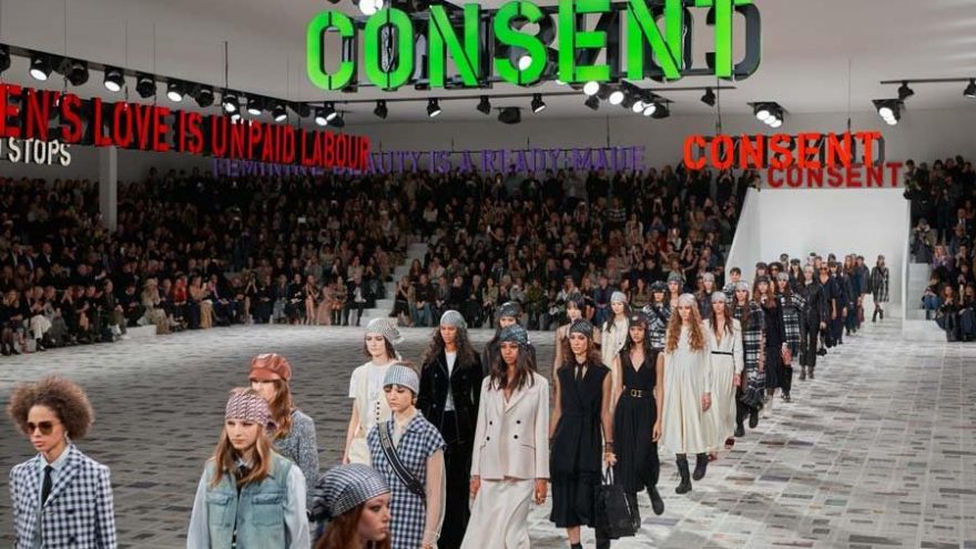 Dior 2020 defilesi gerçekleşti, feminist manifesto dikkat çekti