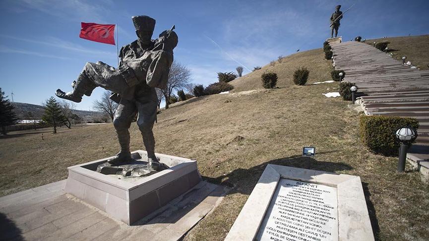 Dumlupınar Şehitliği ziyaretçilerini duygulandırıyor