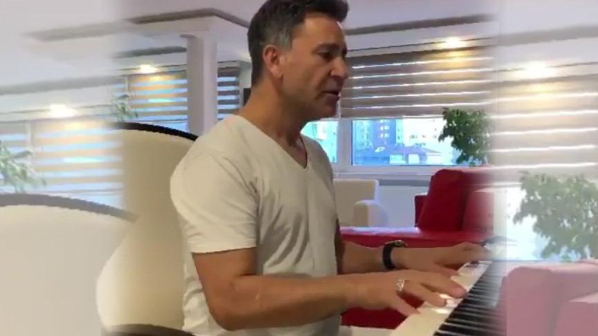 İzzet Yıldızhan piyano çaldı, türkü söyledi