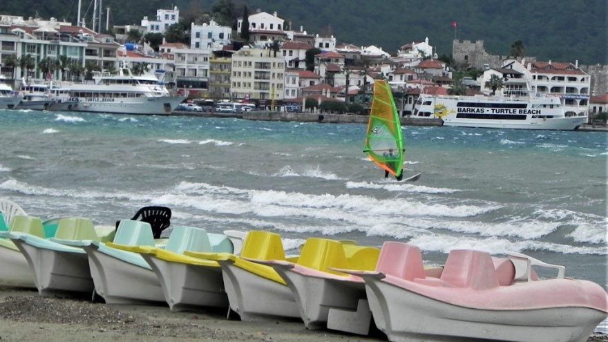 Lodos Marmaris’i uçurdu, onlar sörf yaptı