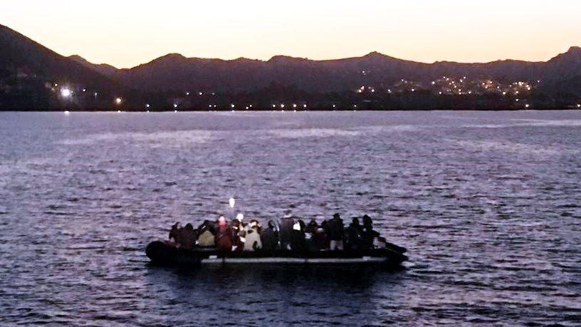 Kardak açıklarında motoru bozulan göçmenleri sahil güvenlik kurtardı