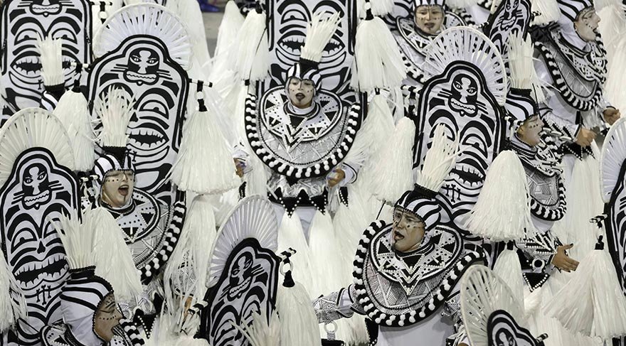 Rengarenk kostüm ve aksesuarlarlı dansçıların geçişine sahne olan Karnaval, Anhembi Sambadrome’da gerçekleşiyor.