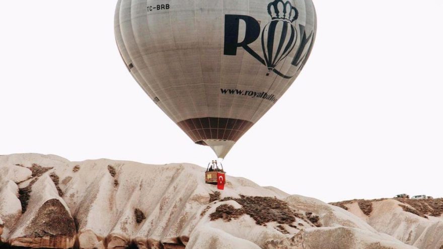 Kapadokya’da balonlar 4 günün ardından Türk bayraklarıyla havalandı