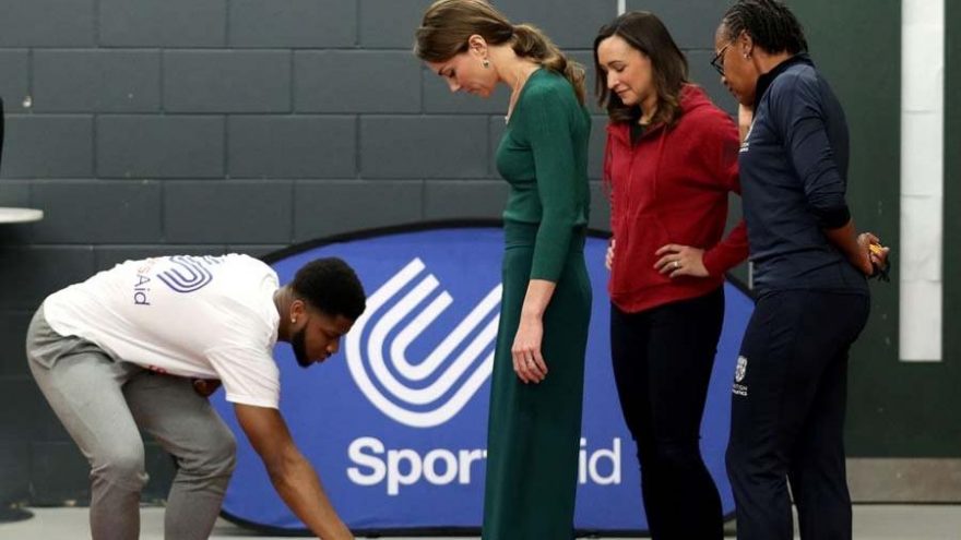 Kate Middleton’ın Sports Aid ziyaretinde giydiği ayakkabı yok sattı