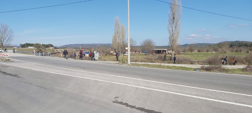 Mültecilerin geçişleri durduruldu - Resim : 2