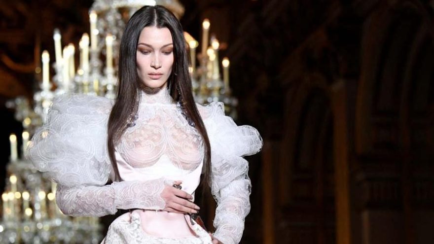 Bella Hadid, Dilara yazan kemeri ile dikkat çekti