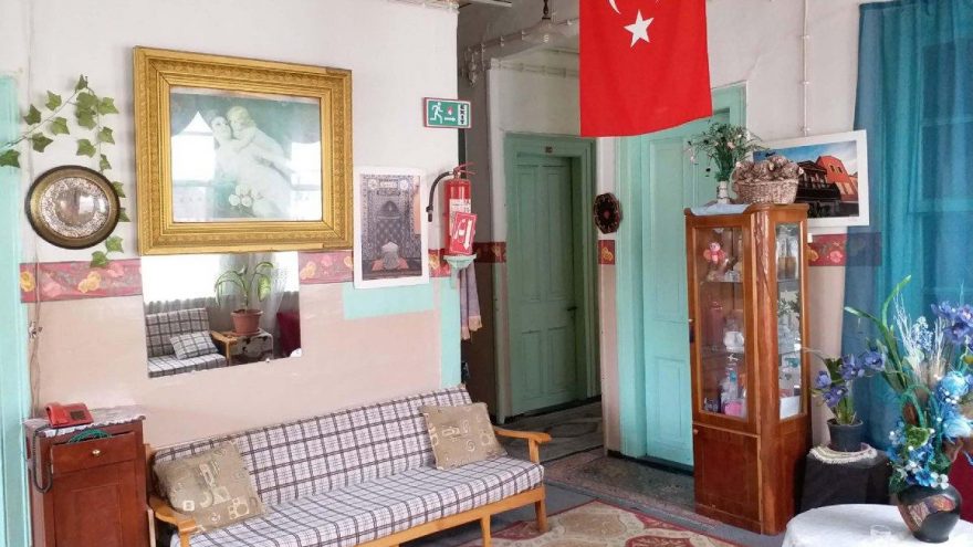 Asırlık otel, kimsesizlere de yuva oluyor