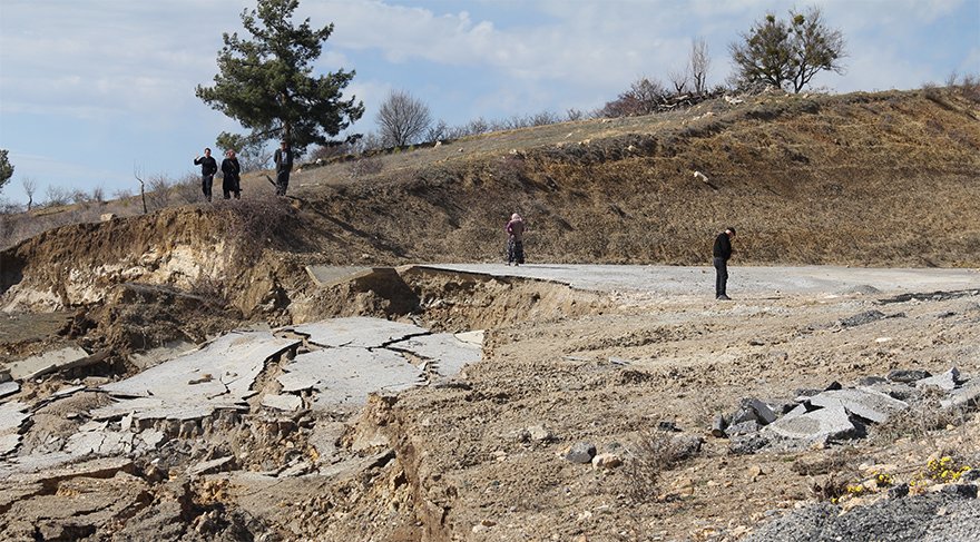 Kütahya'da aynı yol 5. defa çöktü - Resim : 1