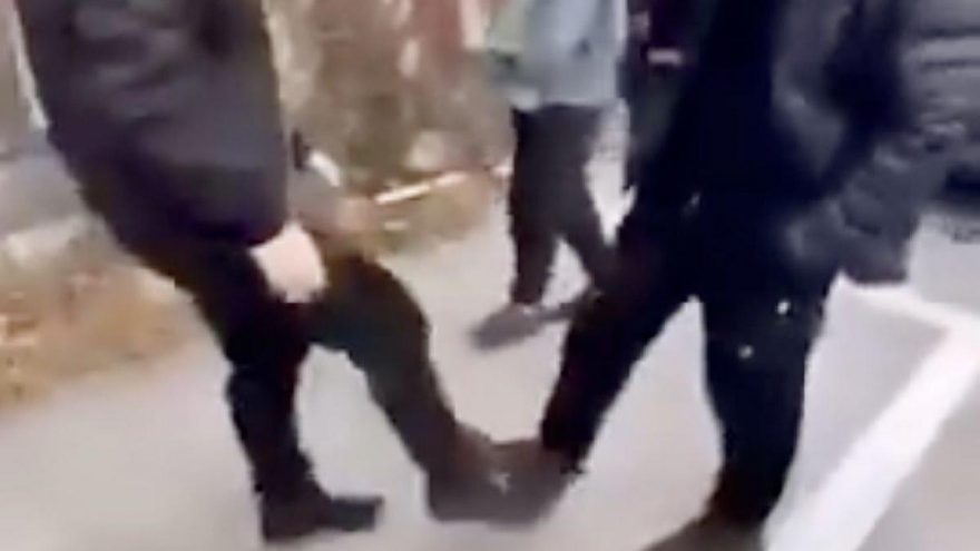 Corona vir�s�nden sonra �inlilerin yeni selamla�ma y�ntemi g�ndem oldu