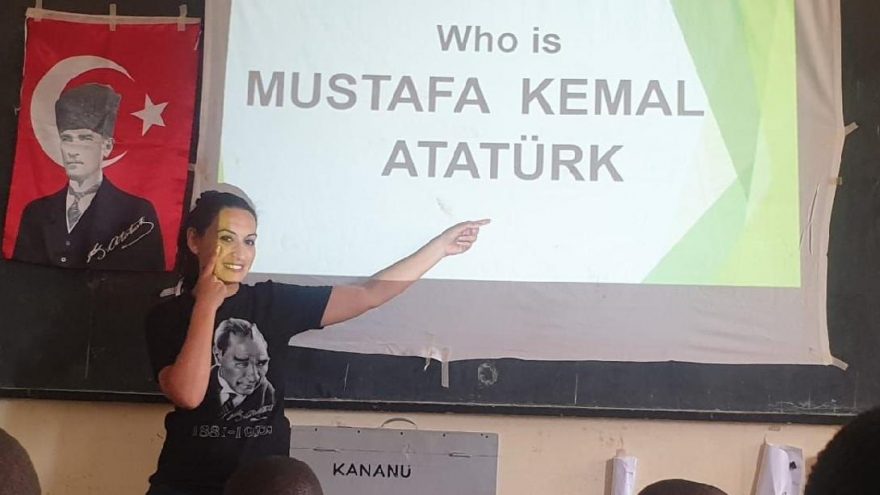 Afrika’da işaret dili ile sevgi kapılarını açıyor