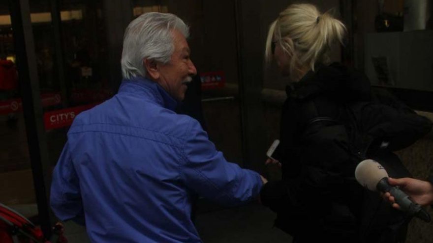 Serdar Ortaç’ın sevgilisi Seçil Gür, muhabirleri görünce babasını uzaklaştırdı