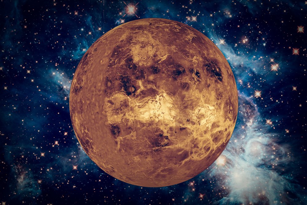 Venüs astrolojide temel olarak nasıl sevdiğimiz, nasıl aşık olduğumuz, nasıl değer verdiğimiz, birini nasıl etkilediğimiz, nelerden hoşlandığımız, ilişkilerden beklentilerimiz, çekim gücümüz, nelere değer verdiğimiz, estetik, sanat, yaratıcılıkla ilgili konular, kendi öz değerimiz hakkında bizlere bilgi verir.
