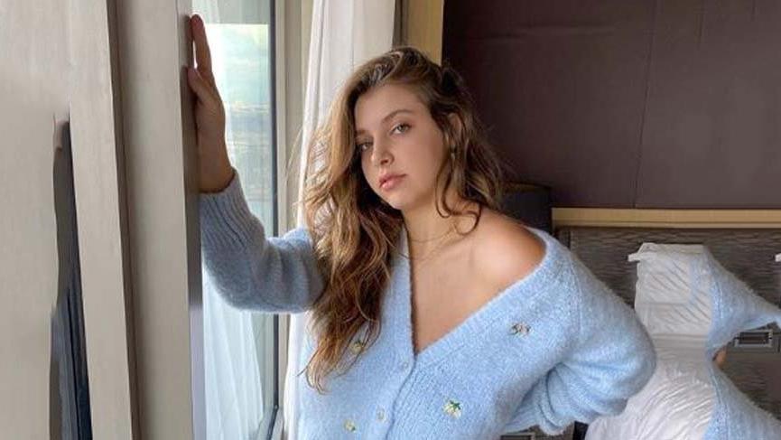 Gamze Erçel, kızını arabada emzirirken çekilen fotoğrafını paylaştı