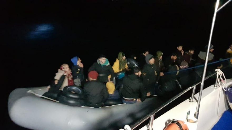 Yunan gemileri itiyor, Sahil Güvenlik kurtarıyor: 361 göçmen kurtarıldı