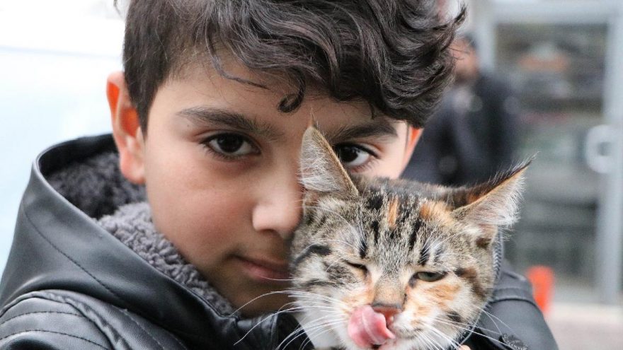 Sokakta bulduğu kediyi montuna sarıp veterinere götürdü