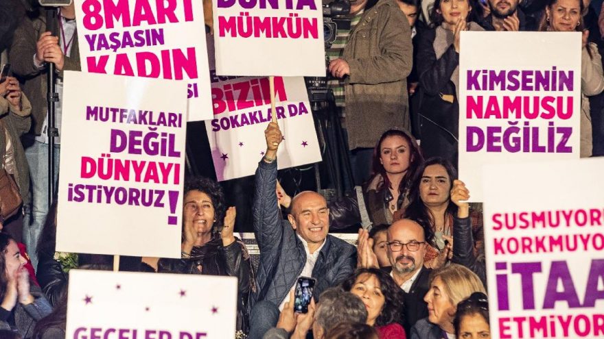 Kadınlar tarihi çarşıda fenerlerle yürüdü
