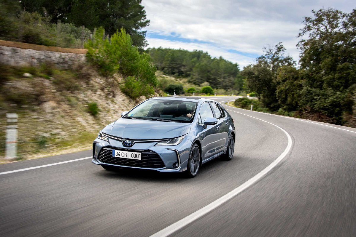 corolla-hybrid-sedan.jpg