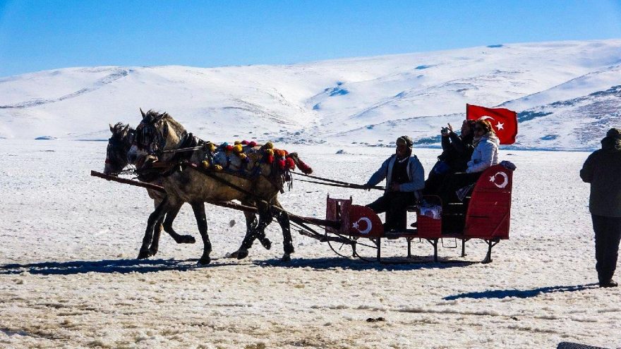 Mart ayında atlı kızak keyfi