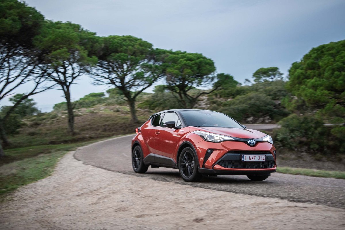 yenilenen-toyota-c-hr.jpg