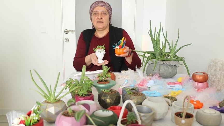 Evinin balkonunda süs saksısı üretiyor