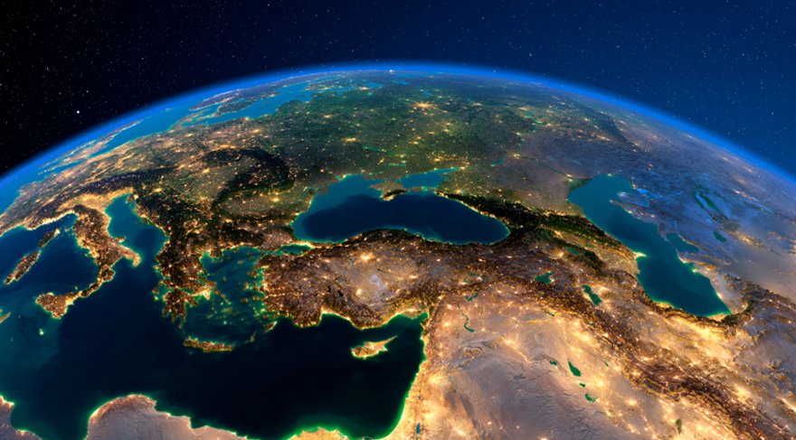 Türkiye açısından neler bekliyor bunlara göz atalım bir de. Satürn'ün Kova seyahati Türkiye doğum haritasında 8. ev dediğimiz alanda alacak bu transiti. 8. dünya astrolojisine göre bize ait olmayan paralar, faizler, vergiler, şirketlerin, ülkelerin borçları, cinayetler ve terör saldırıları, bankalar, sigorta, sosyal güvenlik, ölümcül büyük kazalar, salgınlar, sermaye kazanımları, yabancı ülkelerle finansal ilişkiler, krizler, gizlilik içinde halledilen işler, ticaret merkezlerini sembolize eder.