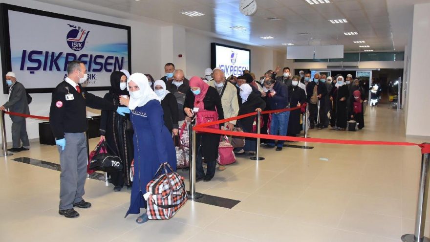 Umreden gelenlerinin evlerini ziyaret edip fotoğraf çektiriyorlar!